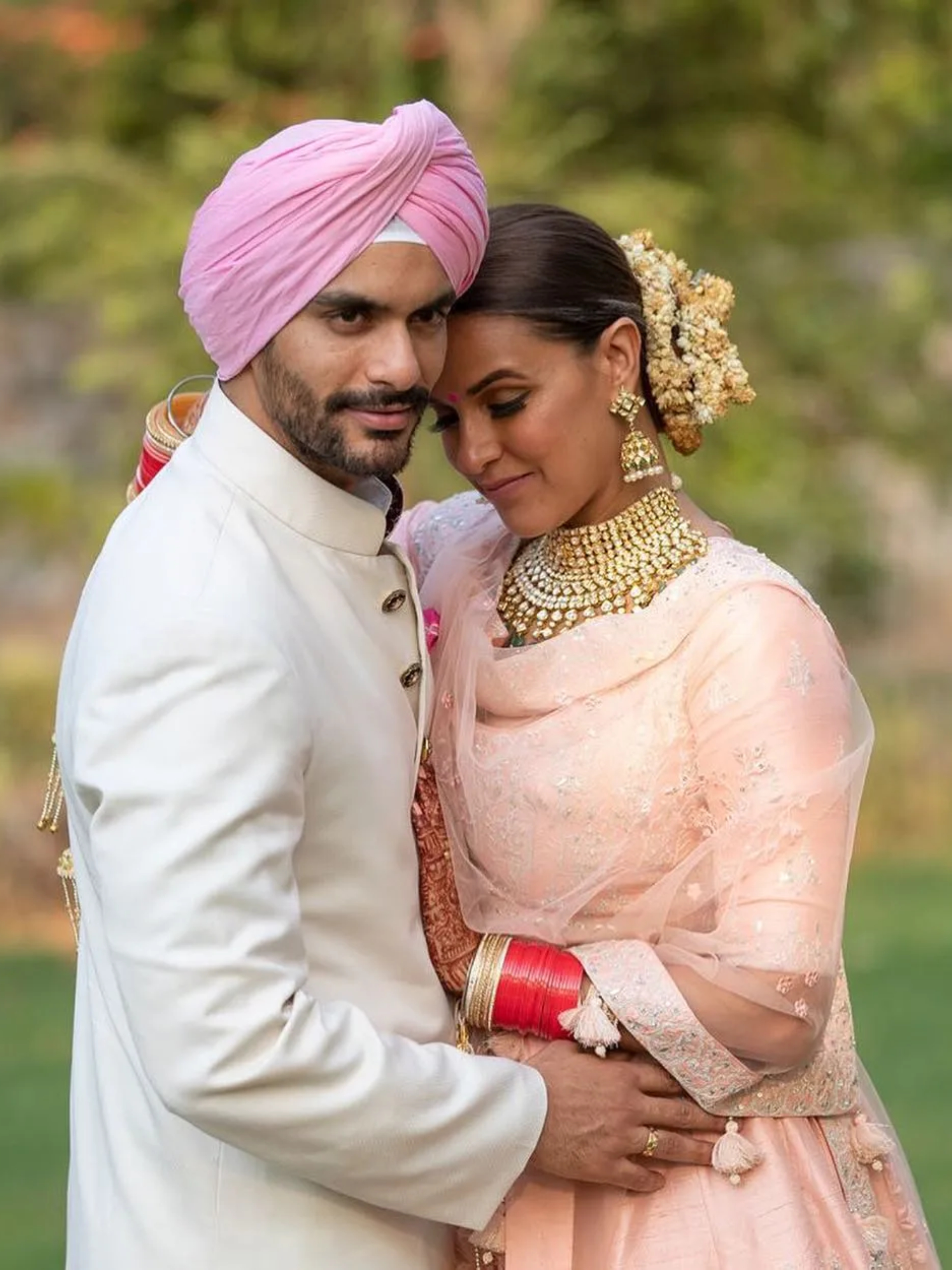 नेहा धूपिया और अंगद बेदी की शादी बारे में किसी को भी जानकारी नहीं थी लेकिन अचानक एक दिन शादी के बाद उन्होंने सोशल मीडिया पर पोस्ट डाला तो लोगों को पता चला कि दोनों ने शादी कर ली.