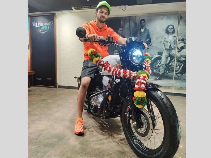 टीम इंडियासाठी त्याचा शेवटचा सामना या ऑक्टोबरमध्ये दक्षिण आफ्रिकेविरुद्धच्या पहिल्या एकदिवसीय सामन्यात होता. गायकवाड आयपीएलच्या मागील तीन हंगामात चेन्नई सुपर किंग्जकडूनही खेळला आहे. तसेच ऋतुराज गायकवाडने गेल्या महिन्यात विजय हजारे करंडक स्पर्धेत विक्रम केला होता.