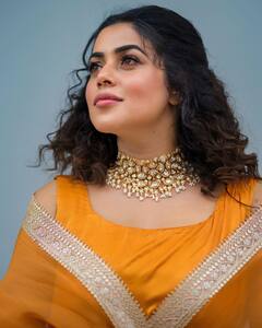 Poorna : ஆரஞ்சு பழம் போல் ஜொலிக்கும் நடிகை பூர்ணா!