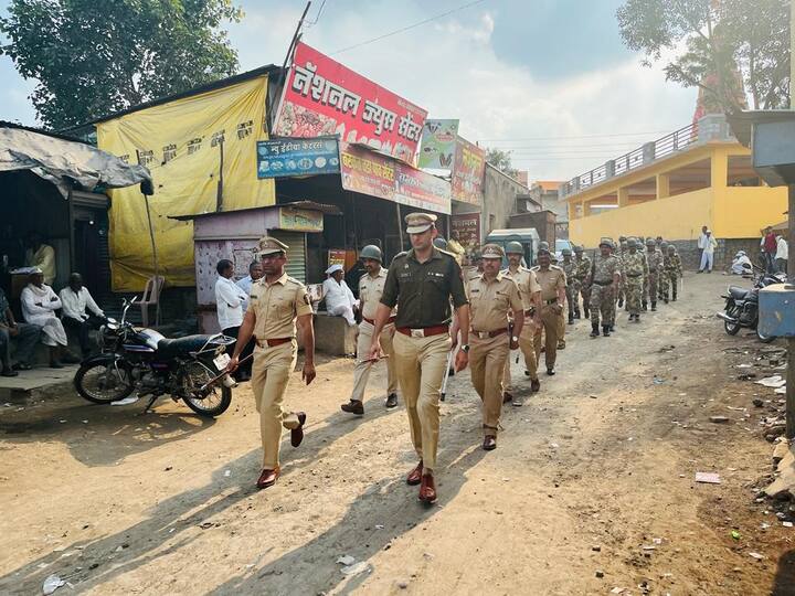 तसेच या ठिकाणी छत्रपती शिवाजी महाराज चौक ते जि.प.शाळे पर्यंत कलवानिया यांच्या नेतृत्वात पथसंचलन करण्यात आले.