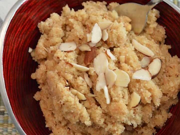 सबसे पहले अनन्नास को धोकर छील लें और छोटे-छोटे टुकड़ों में काट लें. आप कटा हुआ अनानास सीधे बाजार से भी खरीद सकते हैं.उसके बाद मध्यम आंच पर एक भारी कड़ाही में घी गरम करें.