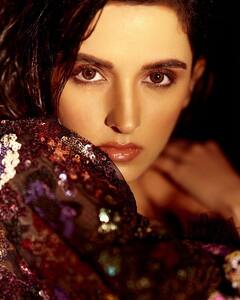 స్టైలిష్ లుక్స్ లో ఆకట్టుకుంటున్న షిర్లీ సెటియా