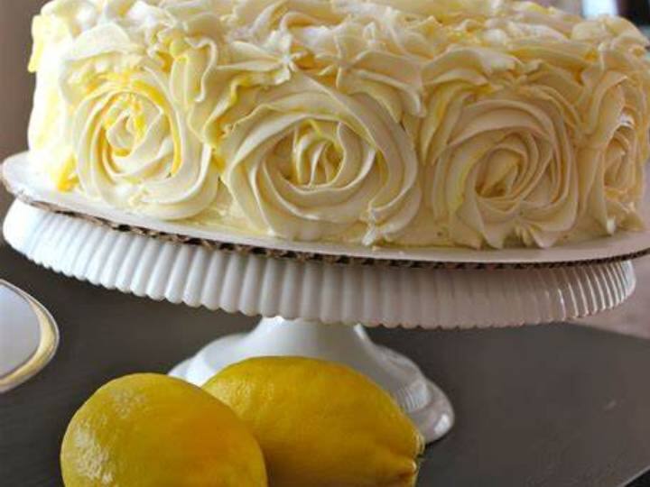 क्रिसमस पर हम आपके लिए लाए हैं एकदम खास रेसिपी. यह है खट्टे मिट्ठे लेमन केक रेसिपी. यह आपके मेहमानों का दिल चुरा लेगी.इसलिए यह रेसिपी अपने दोस्त और फैमिली के लिए बना सकते हैं.