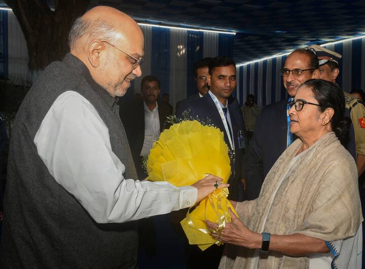 নবান্নের সেক্রেটারিয়েট গেটে দাঁড়িয়েছিলেন হলুদ গোলাপ নিয়ে দাঁড়িয়েছিলেন। উত্তরীয় পরিয়ে দেন।