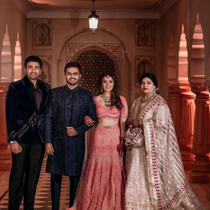 आप तस्वीरों में देख सकते हैं कि हंसिका अपने भाई और मम्मी के साथ पोज देती नजर आ रही हैं.