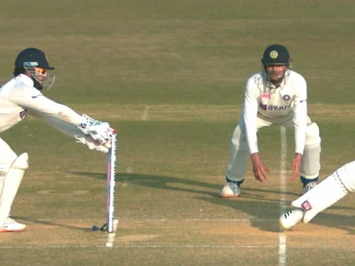 IND vs BAN: ऋषभ पंत ने बिजली की रफ्तार से तेज की स्टंपिंग! दिलाई महेंद्र सिंह धोनी की याद, देखें VIDEO IND vs BAN: Rishabh Pant did a very fast stumping against Bangladesh in test match see video IND vs BAN: ऋषभ पंत ने बिजली की रफ्तार से तेज की स्टंपिंग! दिलाई महेंद्र सिंह धोनी की याद, देखें VIDEO