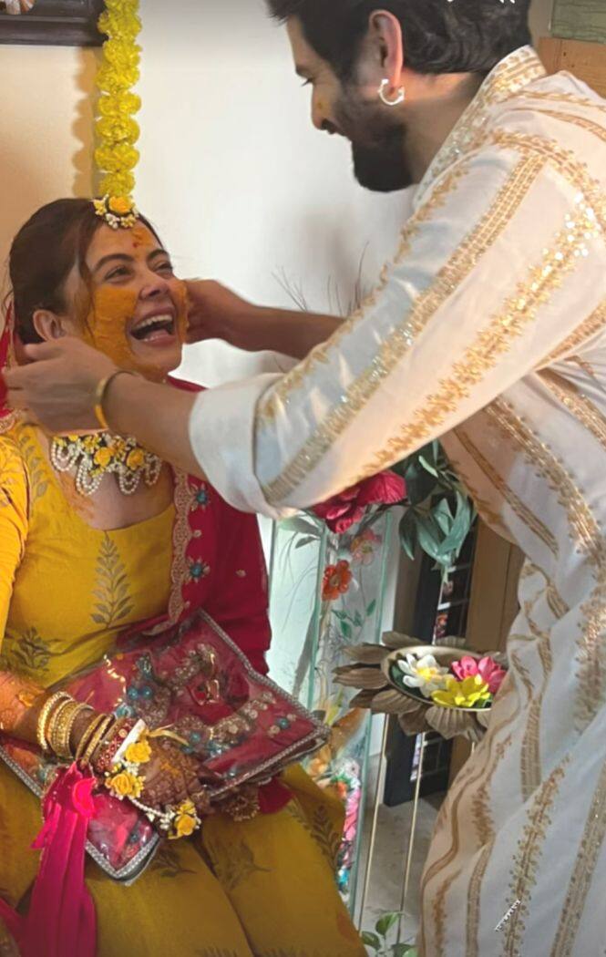 देवोलीना ने सबसे पहले अपनी हल्दी सेरेमनी से कुछ झलकियां शेयर कर लोगों को कंफ्यूज किया था. तब तक किसी को इस बात की भनक तक नहीं थी कि एक्ट्रेस वाकई शादी कर रही हैं.