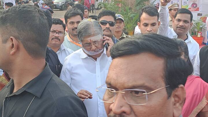 ही फेसबुक पोस्ट करणाऱ्या विकास लोले आणि दशरथ पाटील विरोधात गुन्हा दाखल करण्यात आला आहे.