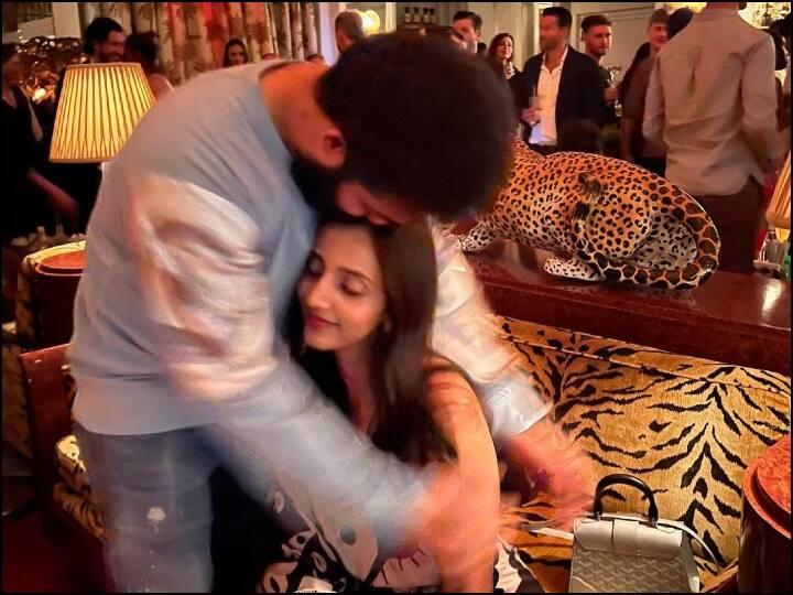 Jr NTR With Wife Junior NTR became romantic with wife Lakshmi at the party Jr NTR With Wife: पार्टी में पत्नी लक्ष्मी संग रोमांटिक हुए जूनियर एनटीआर, गले लगाते हुए सामने आई ये क्यूट तस्वीर