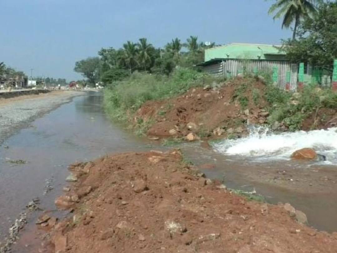 dharmapuri: Drinking water broke and lakhs of liters of drinking water gushed out in vain affecting the water supply in Aroor area அரூர் அருகே குழாய் உடைந்து பல லட்சம் லிட்டர் குடிநீர் வீண்