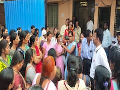 Aurangabad : पोषण ट्रॅकर ॲपवर माहिती भरण्याची सक्ती, अंगणवाडी सेविकांची सीईओंच्या दालनासमोर घोषणाबाजी