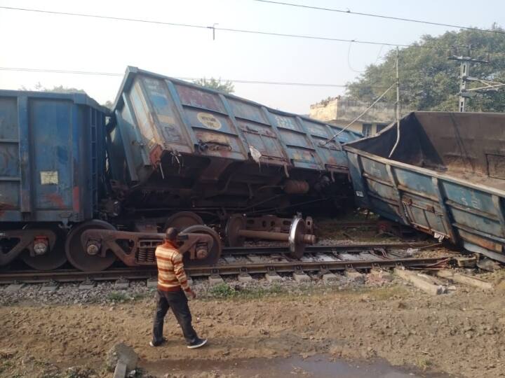 यह मालगाड़ी बोकारो स्टील प्लांट से स्टील लेकर बल्लभगढ़ जा रही थी. इस ट्रेन दो डिब्बे पलट गए. रेल ट्रैक बाधित होने से रेल यातायात में व्यवधान पड़ गया.