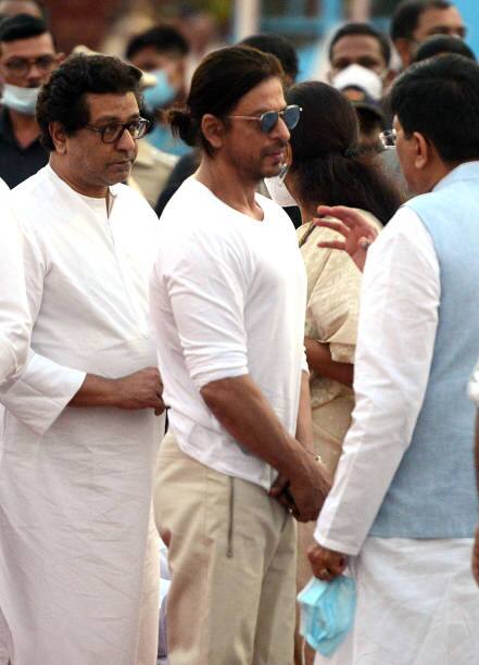 'ਪਠਾਨ' ਗੀਤ ਨੂੰ ਲੈ ਕੇ ਹੋਏ ਵਿਵਾਦ ਦਰਮਿਆਨ ਕੋਲਕਾਤਾ ਇੰਟਰਨੈਸ਼ਨਲ ਫਿਲਮ ਫੈਸਟੀਵਲ 'ਚ ਪਹੁੰਚੇ ਸ਼ਾਹਰੁਖ ਖਾਨ ਨੇ ਕਿਹਾ ਕਿ ਕੁਝ ਲੋਕ ਸੋਸ਼ਲ ਮੀਡੀਆ 'ਤੇ ਨਕਾਰਾਤਮਕਤਾ ਫੈਲਾਉਣ ਦਾ ਕੰਮ ਕਰਦੇ ਹਨ। ਉਸਨੇ ਕਿਹਾ, 