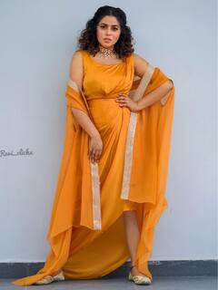 Poorna : ஆரஞ்சு பழம் போல் ஜொலிக்கும் நடிகை பூர்ணா!