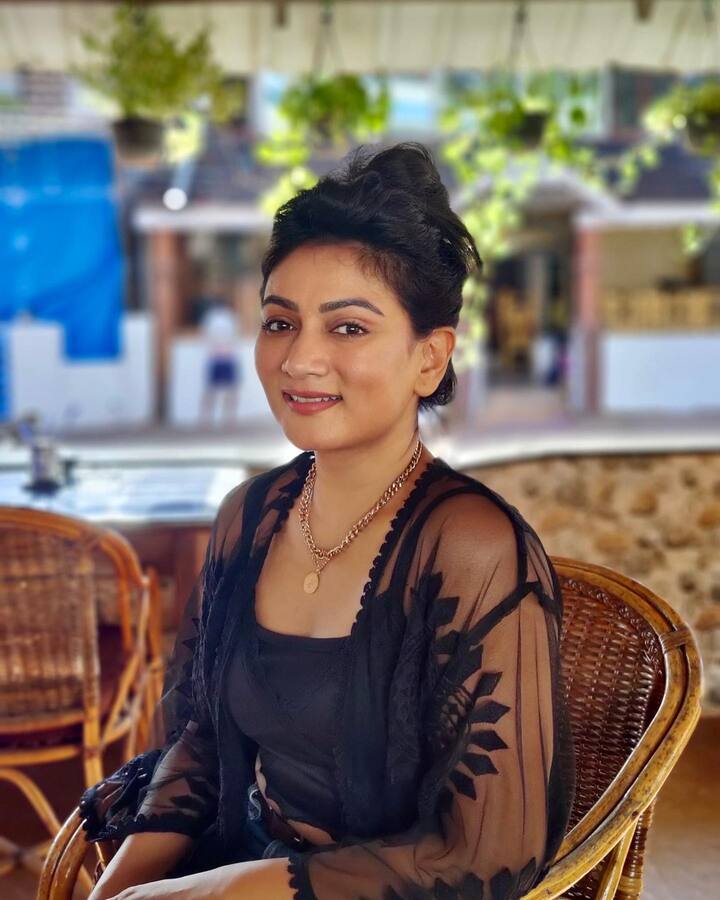 పెళ్లి చేసుకొని సెటిల్ అయిన అస్మిత వరుస ఆఫర్లతో బిజీగా ఉంది.