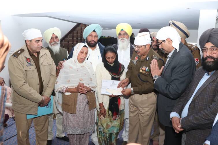 ON DIRECTIONS OF CM BHAGWANT MANN ADGP LAW & ORDER HANDS OVER RS 2 CRORE CHEQUES TO FAMILY OF SLAIN CONSTABLE MANDEEP SINGH ਏ.ਡੀ.ਜੀ.ਪੀ. ਕਾਨੂੰਨ ਤੇ ਵਿਵਸਥਾ ਨੇ ਸ਼ਹੀਦ ਕਾਂਸਟੇਬਲ ਮਨਦੀਪ ਸਿੰਘ ਦੇ ਪਰਿਵਾਰ ਨੂੰ 2 ਕਰੋੜ ਰੁਪਏ ਦੇ ਚੈੱਕ ਸੌਂਪੇ