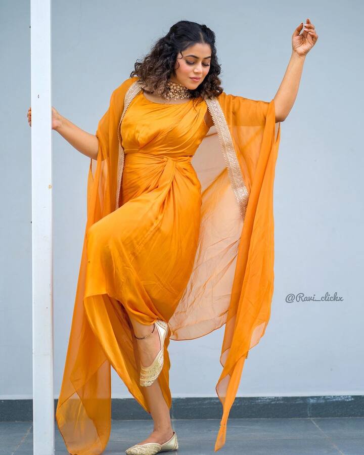 தமிழில் முணியாண்டி விலங்கியல் மூன்றாமாண்டு திரைப்படம் மூலமாக அறிமுகமானார்