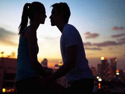 Sudanese woman jailed 6 months for kissing man வாலிபரை முத்தமிட்ட விவாகரத்தான இளம்பெண்.. முதலில் மரண தண்டனை.. இப்போது இப்படி மாத்தியிருக்காங்க..