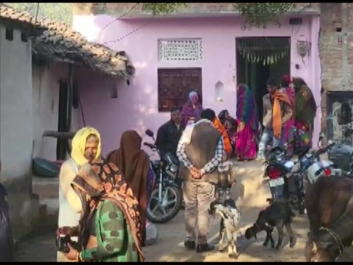 हमीरपुर जिले में सुमेरपुर थाना क्षेत्र के देवगांव के रहने वाले विकास ऊर्फ योगेंद्र जो भारतीय नौसेना में कार्यरत है. उनके पिता स्वामीदीन चक्रवर्ती ने अपने बेटे योगेंद्र की शादी इसी इलाके के रहने वाले फौजी परसराम प्रजापति की बेटी नेहा प्रजापति के साथ की है. शादी बीते गुरुवार को