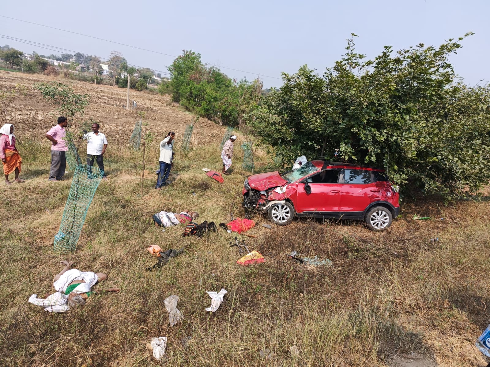 Road Accident : లారీని ఢీకొన్న పెళ్లి బృందం కారు, వధూవరులతో సహా ఆరుగురికి గాయాలు