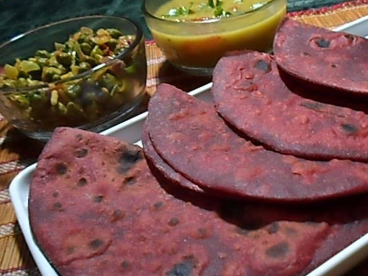 चुकंदर का आटा तैयार करें:एक बाउल में मैदा डालें और फिर चुकंदर की प्यूरी डालें.पानी और तेल की सहायता से आटा गूथ लीजिये.एक बार हो जाने के बाद इसे कम से कम 20-25 मिनट के लिए छोड़ दें.अब आटे को 6 भागों में बांट लें और फिर गोल लोई जैसी लोई बना लें. लोई पर मैदा छिड़कें और फिर बेलकर परांठे बना लें