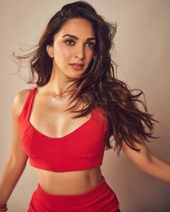 Kiara Advani: 'என்ன அழகு எத்தனை அழகு’ சிவப்பு மல்லியாக காட்சி தரும் பாலிவுட் நாயகி கியாரா அத்வானி!