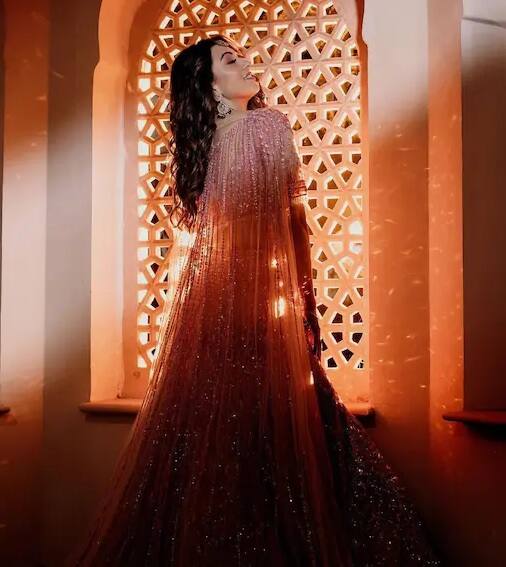 હંસિકાના લહેંગાની સાથે ખૂબ જ સુંદર શ્રગ છે જે તેના દેખાવને વધુ ભવ્ય અને ક્લાસી બનાવે છે.