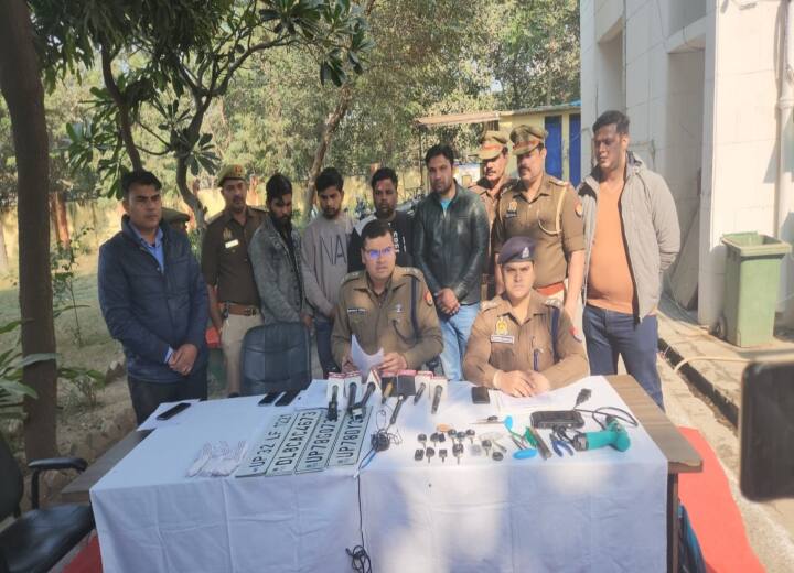 Delhi NCR Police arrested interstate vehicle thief gang Many luxury vehicles recovered form Gang Noida News: पुलिस ने चोर गैंग को किया गिरफ्तार, कंप्यूटर डिवाइस से नई चाबी बनाकर चुराते थे लग्जरी गाड़ियां