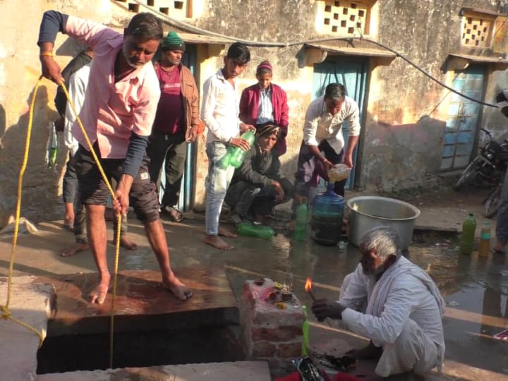Miracle Sudden water came dry well Bharatpur body pain is going away people consider it boon ann चमत्कार! भरतपुर के सूखे कुएं में अचानक आया पानी, शरीर का दर्द हो रहा दूर, लोग मान रहे वरदान