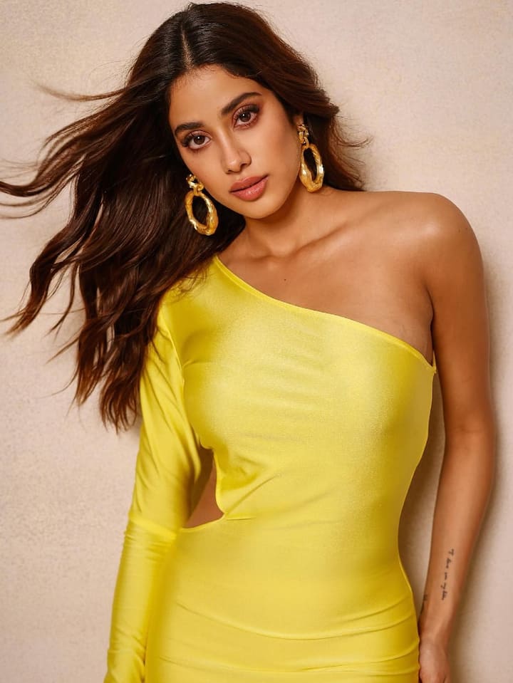 न्यू ईयर पार्टी के लिए जानवी कपूर की सिंगल शोल्डर ड्रेस से भी आप एस्पिरेशन ले सकती है. ऐसे आउटफिट के साथ आप हेयर स्टाइल के लिए लो पोनीटेल हेयरस्टाइल को चुन सकती हैं. साथ ही न्यूड मेकअप से आपके लुक में चार चांद लग जाएगा.