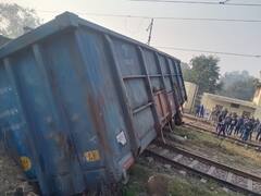 In Pics: मुरादाबाद रेलवे स्टेशन पर अचानक पटरी से उतर गई मालगाड़ी, दो डिब्बे पलटे, सामने आईं तस्वीरें