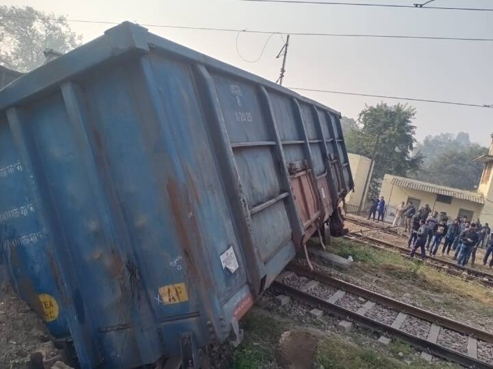 इस वजह से रेल ट्रैक पर माल फेल गया और रेल ट्रैक बाधित होने से रेल यातायात में व्यवधान पड़ गया.