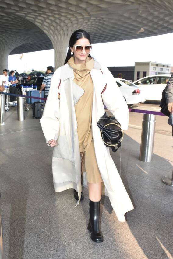 ओवरसाइज कोट को कैसे स्टाइलिश तरीके से करना है ये कोई सोनम से सीखे.इस लुक में सोनम ने नी लेंथ की ड्रेस पहनी है ऊपर से ओवरकोट पहना है.ब्लैक बूट्स उनके लुक को जबरदस्त स्टाइलिश बना रहा है.
