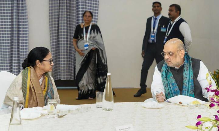 নবান্নের ১৪ তলায় কেন্দ্রীয় স্বরাষ্ট্রমন্ত্রীর সঙ্গে বৈঠক মুখ্যমন্ত্রীর।মধ্যাহ্নভোজের পরেই ১৪ তলায় মুখ্যমন্ত্রীর আমন্ত্রণে পৌঁছে যান অমিত শাহ।