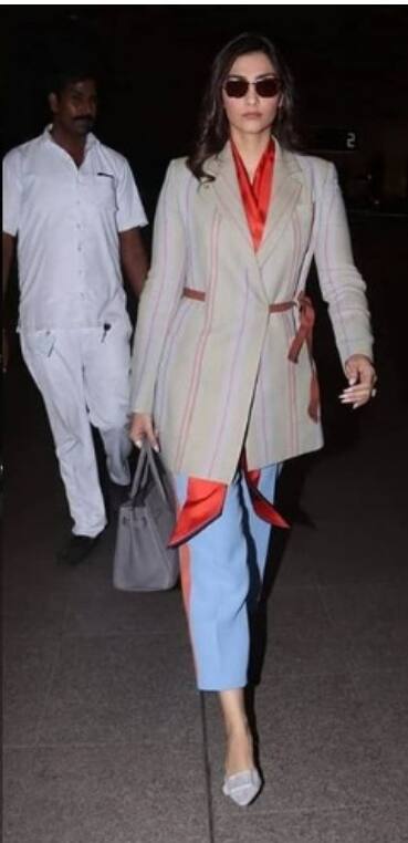 सोनम कपूर का ये चेक्ड कोट खूबसूरत और क्लासी तो है ही उन्होंने इसे बहुत खूबसूरती से कैरी किया है.शर्ट के ऊपर चेक्ड और प्लाजो बहुत ही स्टाइलिश लग रहा है.विंटर के लिए ये लुक एकदम परफेक्ट है.