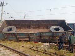 In Pics: मुरादाबाद रेलवे स्टेशन पर अचानक पटरी से उतर गई मालगाड़ी, दो डिब्बे पलटे, सामने आईं तस्वीरें