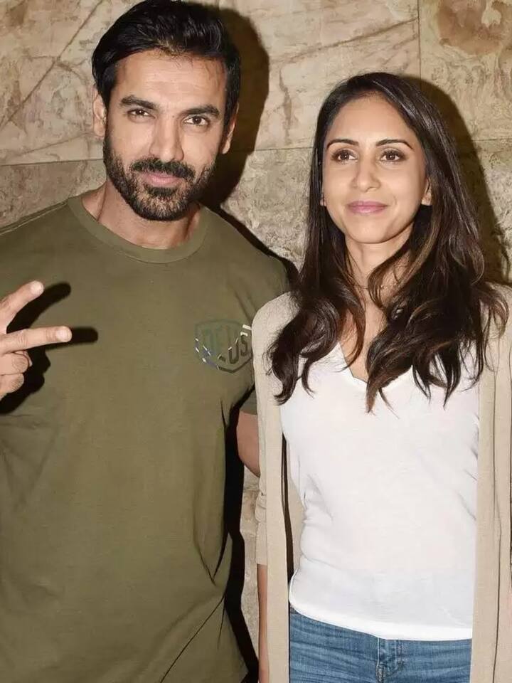 प्रिया रुचाल से एक्टर जॉन अब्राहम की शादी का पता काफी बाद में चला. दोनों ने साल 2014 में अपनी शादी का खुलासा किया था. अपनी वाइफ प्रिया को वह आज भी मीडिया की नजरों से बचा कर ही रखते हैं.