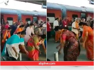 Video: रेलवे प्लेटफॉर्म पर अचानक फोक डांस करने लगी महिलाएं, हैरत में पड़े यात्री