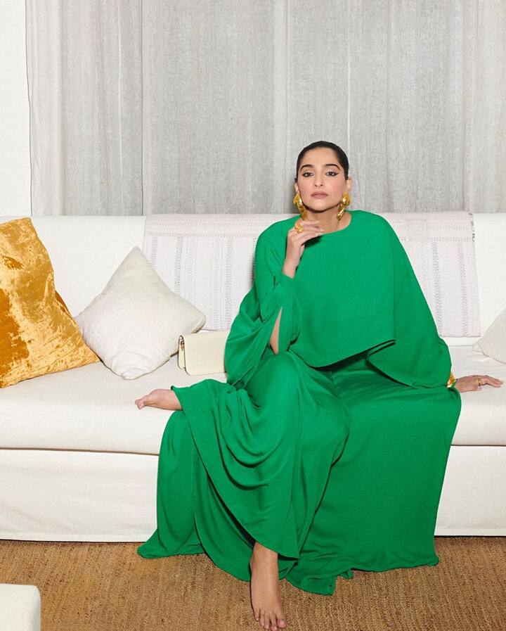 ग्रीन कलर के गाउन के साथ एक्ट्रेस ने गोल्डन इयररिंग्स और एक वाइट कलर का हैंडबैग कैरी किया हुआ है. सोनम कपूर ने अपने बालों का बन बनाया हुआ है जो उन्हें एक फॉर्मल लुक दे रहा है. मेकअप की बात करें तो एक्ट्रेस ने ब्लैक आईशैडो, ब्लैक कोहल, आईलैशेज पर मस्कारा, हल्की लिपस्टिक से अपने लुक को ग्लोरिफाई किया है.