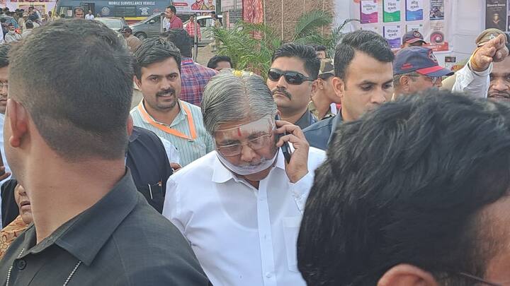 त्यामुळे खबरदारी म्हणून त्यांनी फेस शिल्डचा वापर केला आहे. त्यांच्या या फेस शिल्डची सध्या चांगलीच चर्चा रंगत आहे.