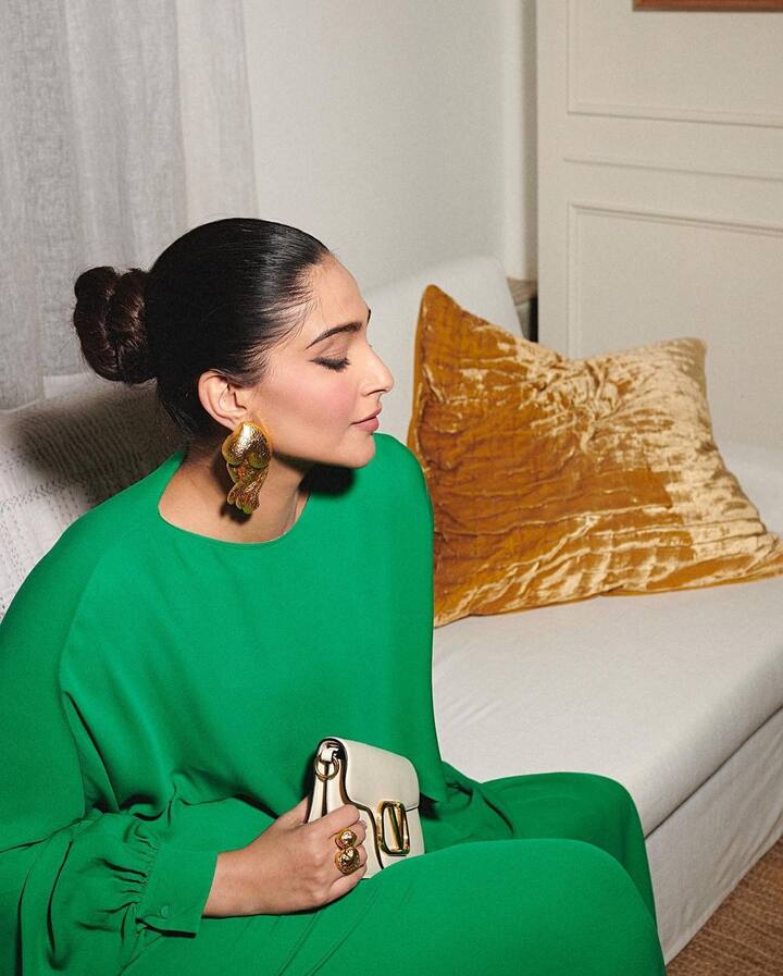 अपने फैशन सेंस से सभी को इंस्पायर करने वाली सोनम कपूर ने ग्रीन गाउन में शानदार फोटो शूट करवाया है. इस तरह का गाउन आप किसी फॉर्मल इवेंट के लिए भी पहन सकती हैं. ये आपको एक सिंपल और सोवर लुक देगा.