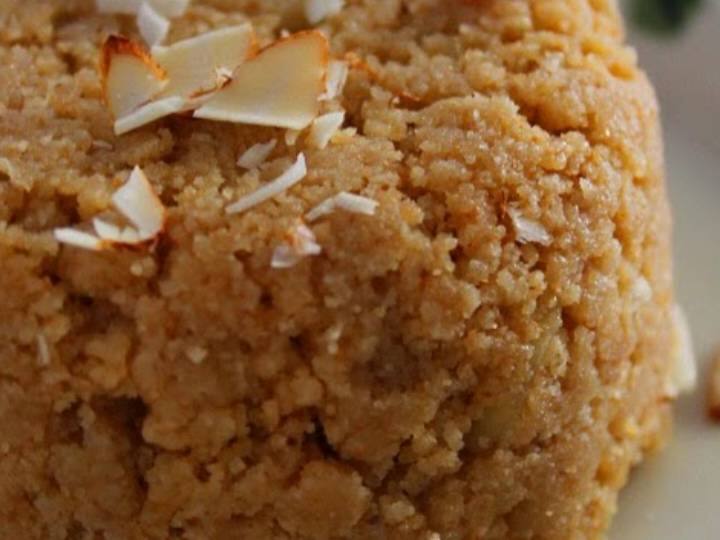 हलवा तैयार करना:पैन में बादाम का पेस्ट डालें और हलवे जैसा होने तक भूनते रहें. अब चीनी डालें और अच्छी तरह मिलाएं. खोया डालें और इसे जलने से बचाने के लिए चलाते रहें. एक बार जब मिश्रण अच्छी तरह से मिल जाए और हलवे की स्थिरता हो जाए,तो आंच बंद कर दें. इलायची पाउडर में मिला लें. सबसे आखिरी में हलवे को कटे हुए काजू और बादाम से गार्निश करें. गरमागरम परोसें.