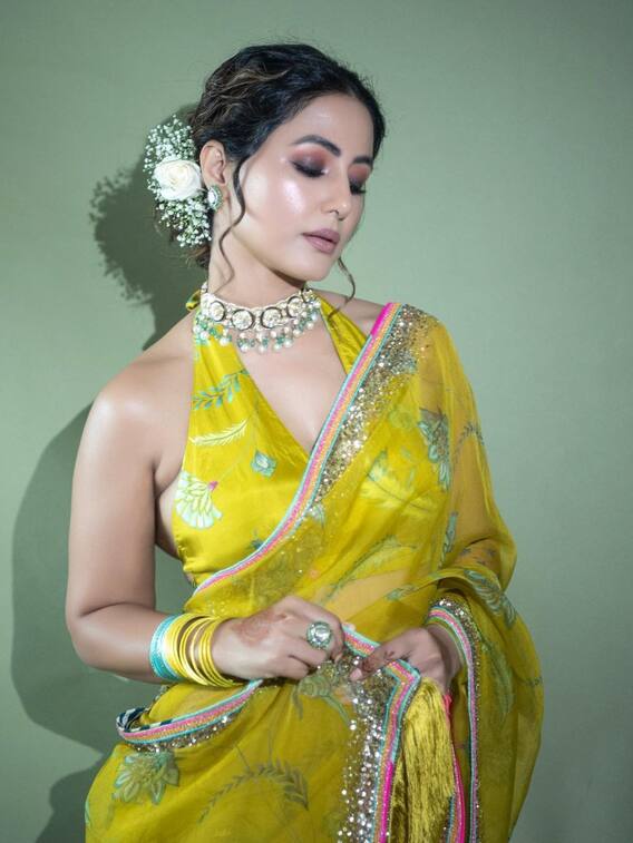 बालों में गजरा- हाथों में मेहंदी, साड़ी में हिना लगीं अप्सरा