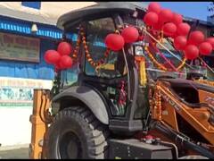 UP News: हमीरपुर में पिता ने शादी में बेटी को गिफ्ट दिया बुलडोजर, लोग करने लगे सीएम योगी की चर्चा, देखें तस्वीरें