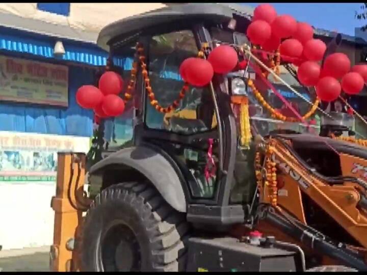 उत्तरप्रदेश सरकार का स्टेटस सिंबल चुका बुलडोजर अब गिफ्ट में भी मिलने लगा है. ऐसा ही पहला मामला हमीरपुर से आया है. जो चर्चा का विषय बना हुआ है. यहां एक पिता ने अपनी बेटी को गिफ्ट में बुलडोज़र दिया है.