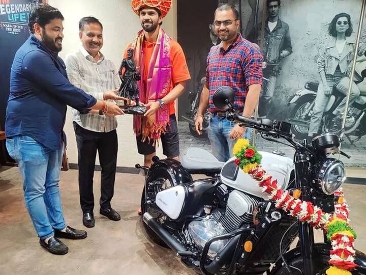 ऋतुराज गायकवाडने इंडियन प्रीमियर लीग (IPL) मध्ये काही उत्कृष्ट कामगिरी केली आहे. गेल्या वर्षी श्रीलंकेविरुद्धच्या टी-20 आंतरराष्ट्रीय सामन्यातून त्याने आंतरराष्ट्रीय क्रिकेटमध्ये पदार्पण केले. मात्र ऋतुराज गायकवाड हा देखील बाईकचा शौकीन असल्याचे फार कमी लोकांना माहिती आहे.