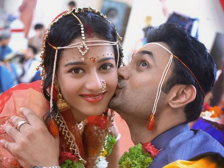 अमृता राव और आरजे अनमोल ने साल 2016 में सबके सामने अपने रिश्ते को आधिकारिक किया था, लेकिन इस साल ही दोनों ने खुलासा किया कि दोनों 2014 में ही शादी के बंधन में बंध गए थे. दोनों ने अपनी शादी ही नहीं रिलेशनशिप को भी 7 साल तक सीक्रेट रखा था.