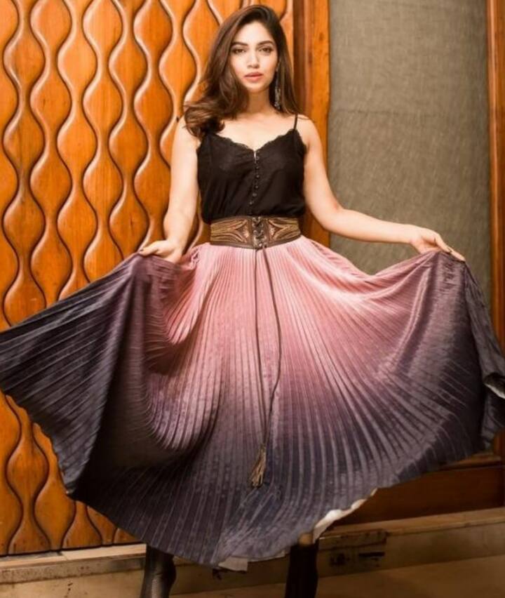 एक्ट्रेस भूमि पेडणेकर का ये ब्लैक लेस टॉप और प्लेटेड स्कर्ट ओल्ड हो चुका है, लेकिन फैशन में अभी भी बना हुआ है. इस तरह से भी आप कुछ नई ईयर पर पहन सकती हैं.