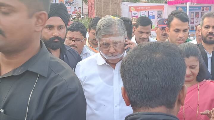 फेस शिल्ड लावत ते पवनाथडी जत्रेच्या उद्घाटनाला हजर झाले आहे.