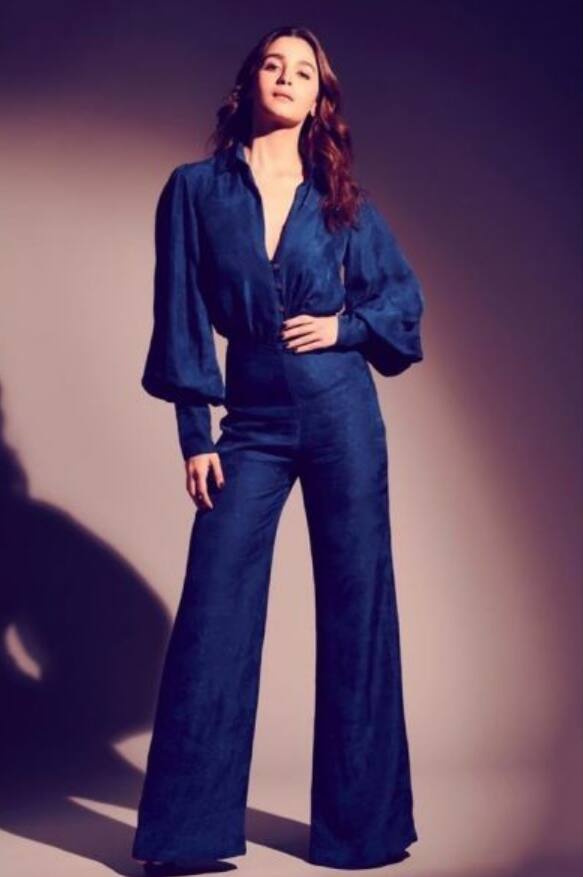 हाई वेस्ट बॉटम पाैंट का क्रेज काफी देखने को मिल रहा है आप आलिया भट्ट के लोग को भी न्यू ईयर पार्टी के लिए चुन सकती है. ठंडी का मौसम है तो आप किसी भी वी नेक वाली वुलन टॉप पहन सकती हैं.